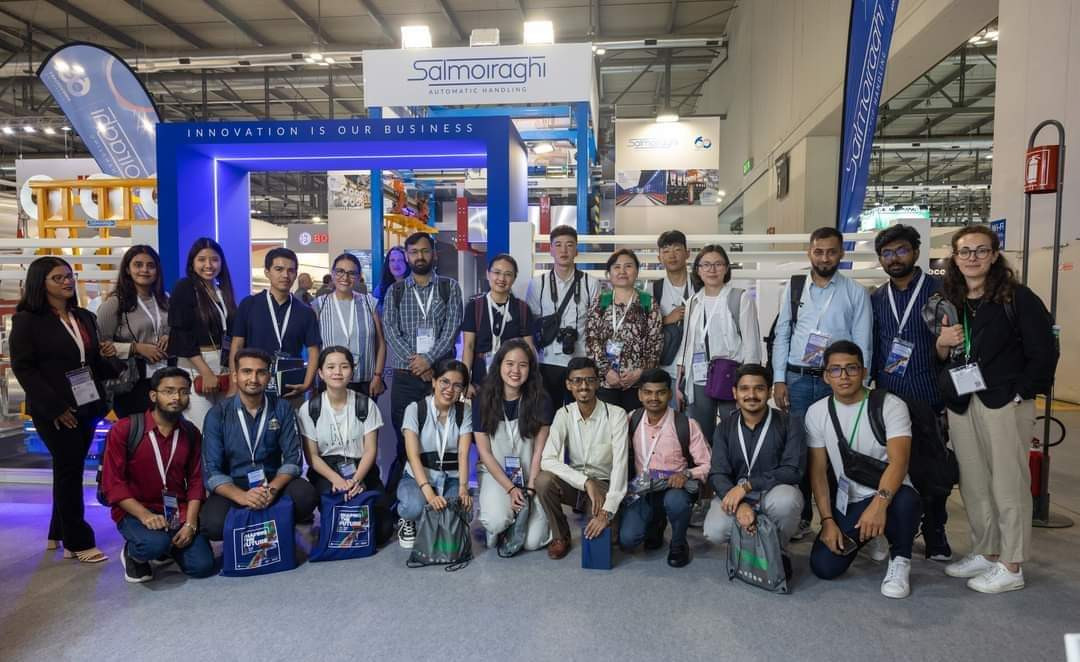 Ba sinh viên cùng chụp với các bạn sinh viên đến từ các nước trên thế giới. (Ảnh: ĐHBK) Ba sinh viên cùng chụp với các bạn sinh viên đến từ các nước trên thế giới. (Ảnh: ĐHBK)