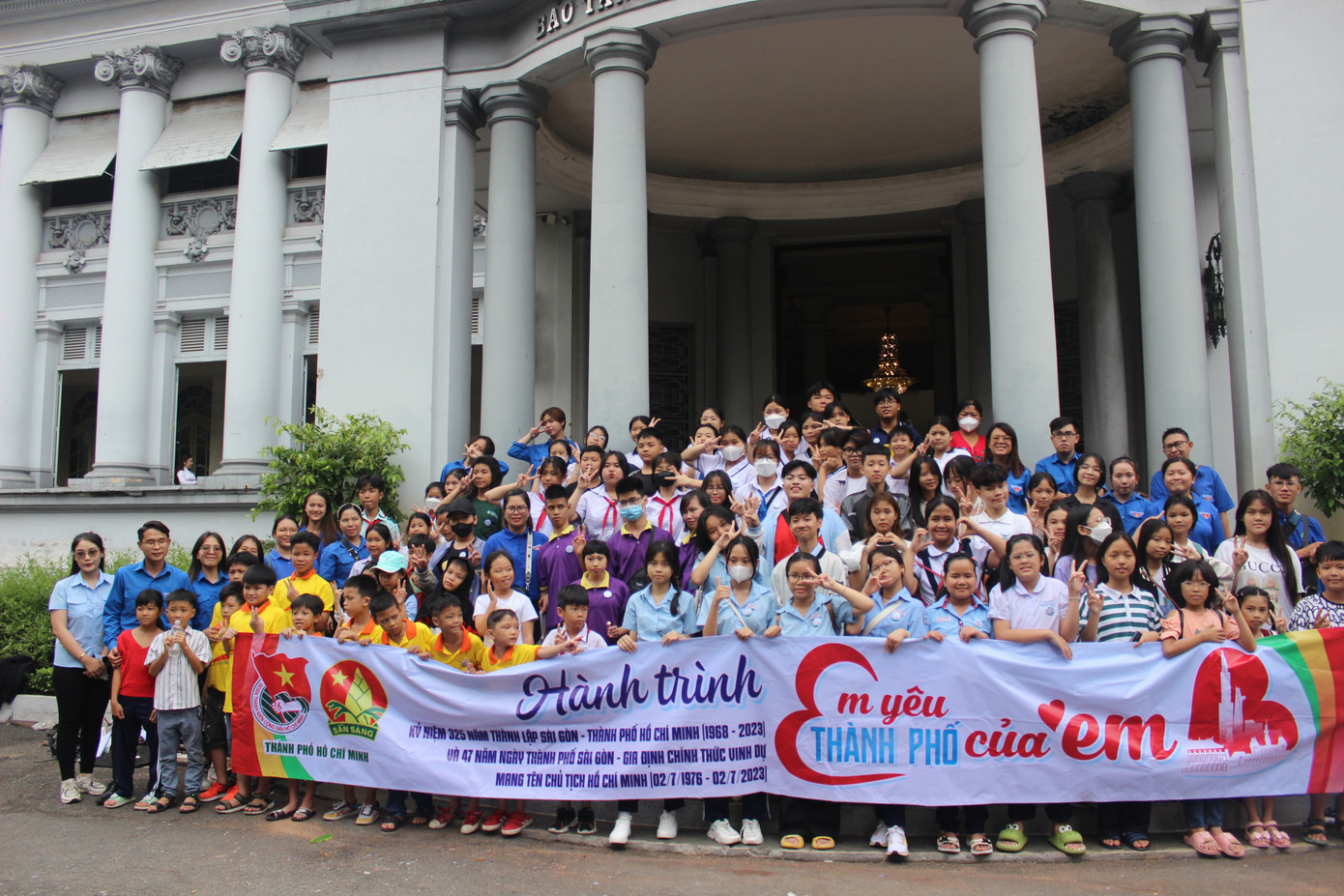 Đoàn đến tham quan Bảo tàng TPHCM.