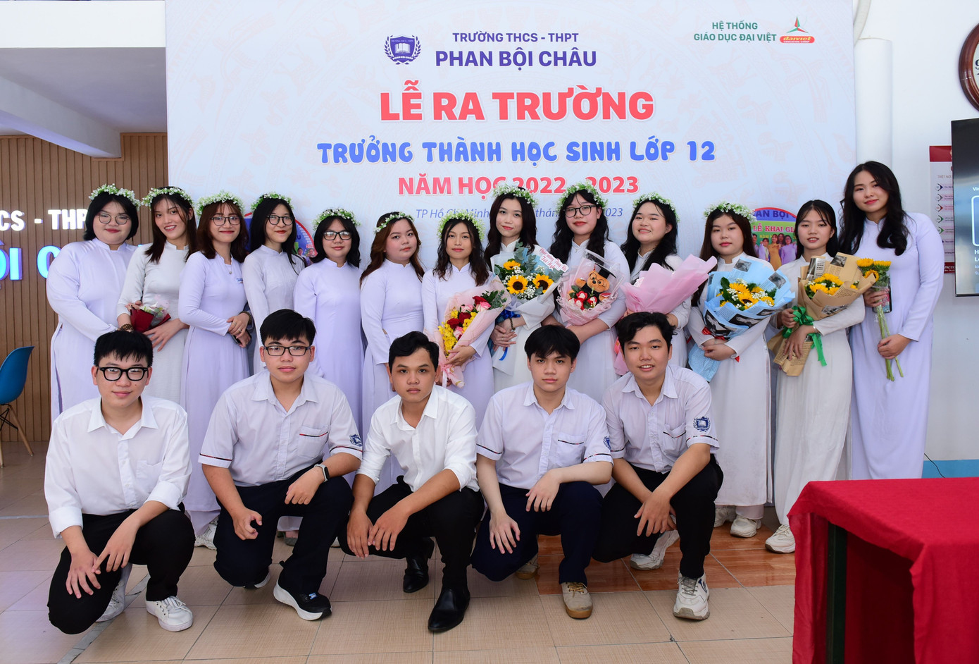 Vĩ Tín, Xuân Nguyên cùng các bạn cùng lớp. Vĩ Tín, Xuân Nguyên cùng các bạn cùng lớp.