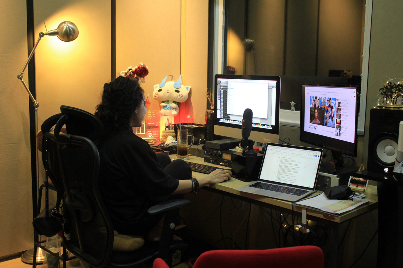 Huyền Chi là một trong những người mang nghề lồng tiếng đến gần hơn với các bạn trẻ. (Ảnh: Văn Hoàng)