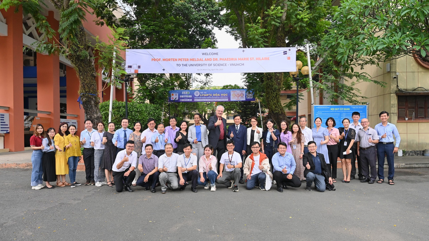 GS Morten P. Melda chụp ảnh với giảng viên và lãnh đạo nhà trường trường ĐH KHTN (ĐHQG TP. HCM) trong chuyến làm việc tại trường của mình. (Ảnh: ĐH KHTN)