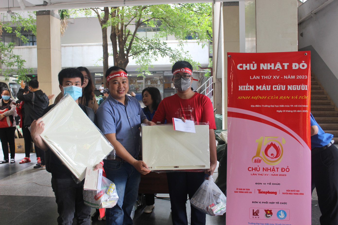Sau khi hiến máu, các bạn sinh viên nhận giấy chứng nhận và nhận quà từ Ban Tổ chức.