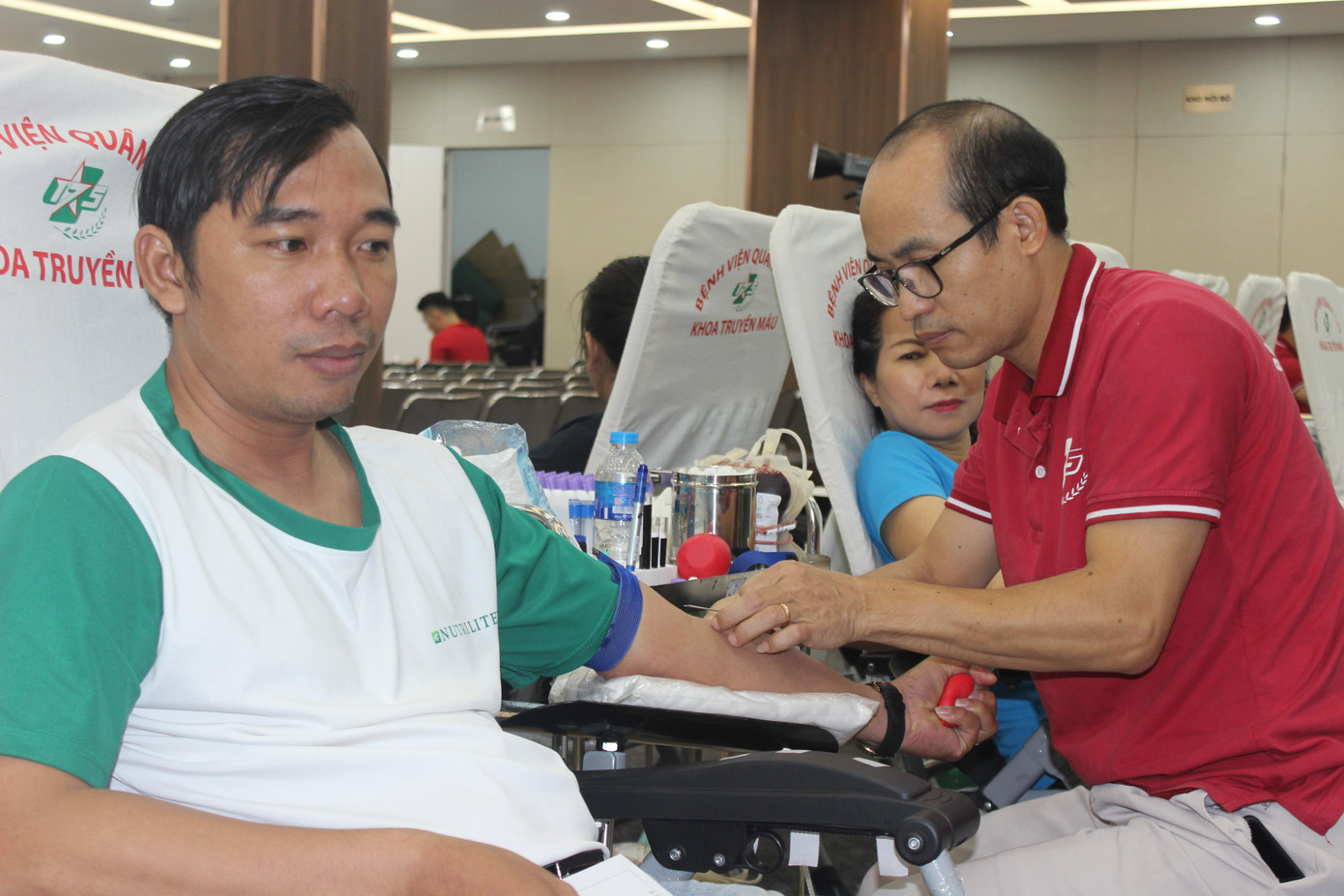 Đông đảo nhân viên, đại lý, đối tác của Công ty Amway Việt Nam tham gia hiến máu.