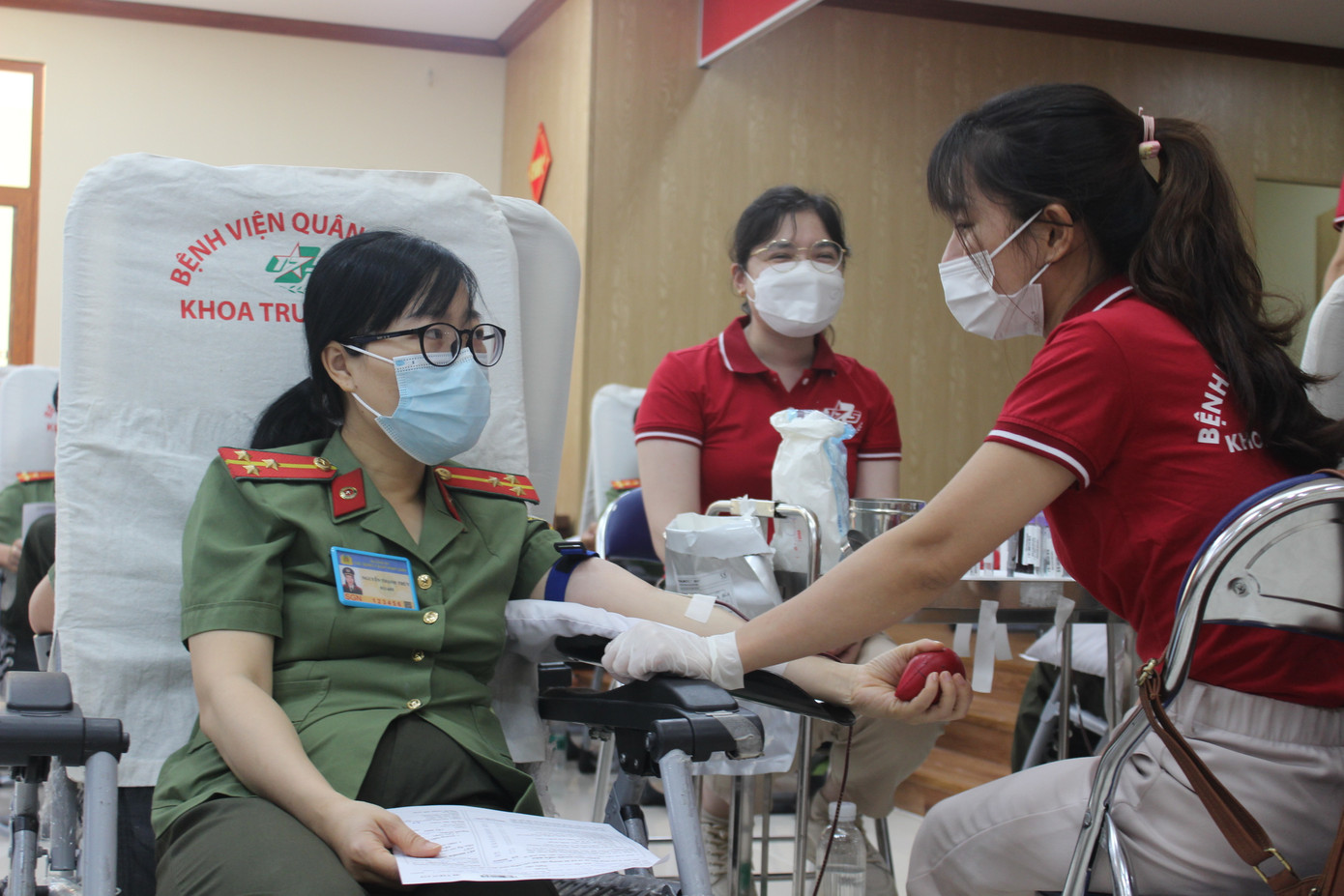 Nữ thượng úy Nguyễn Thanh Thủy lần thứ ba tham gia hiến máu phấn khởi chia sẻ: “Mình cũng mong chờ đến ngày để được hiến máu. Trước đây khi lần đầu hiến máu mình còn lo lắng nhưng bây giờ khi đã quen rồi mình không chút lo lắng”, Chị Thủy cũng tích cực vận động người thân bạn bè trong các chương trình tham gia hiến máu tình nguyện.