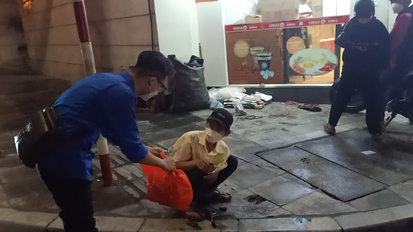 Pháp tham gia chương trình “Màu xanh yêu thương” thực hiện bán cây gây quỹ từ thiện cho những người vô gia cư trên địa bàn nội đô TP. Hà Nội của CLB “Luật gia Tương lai”, trường ĐH Văn hóa Hà Nội. Pháp tham gia chương trình “Màu xanh yêu thương” thực hiện bán cây gây quỹ từ thiện cho những người vô gia cư trên địa bàn nội đô TP. Hà Nội của CLB “Luật gia Tương lai”, trường ĐH Văn hóa Hà Nội.