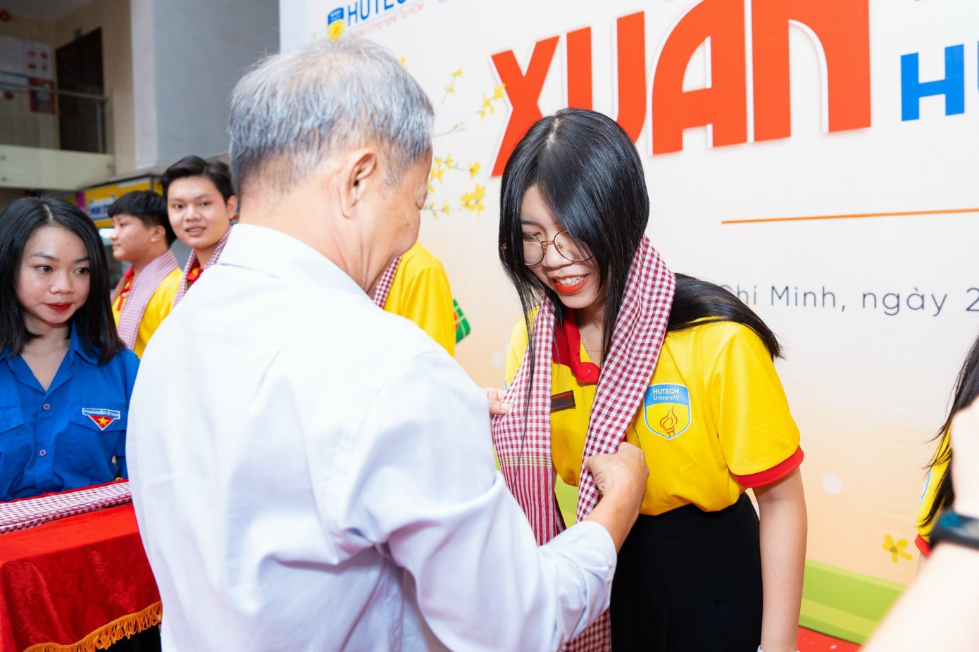 Nghi thức trao khăn cho tình nguyện viên. Nghi thức trao khăn cho tình nguyện viên.