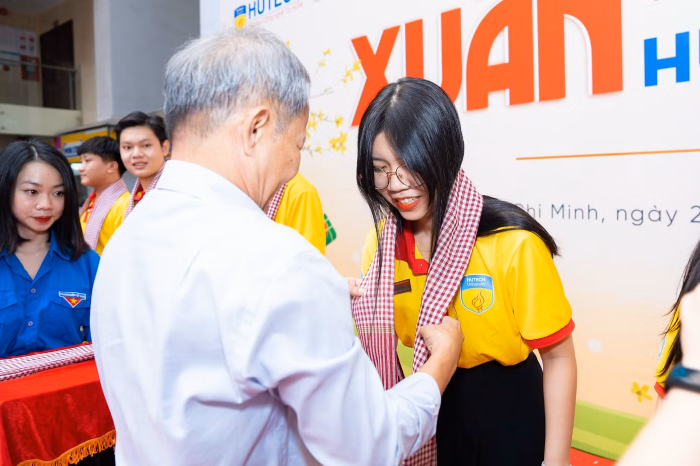 Nghi thức trao khăn cho tình nguyện viên. Nghi thức trao khăn cho tình nguyện viên.