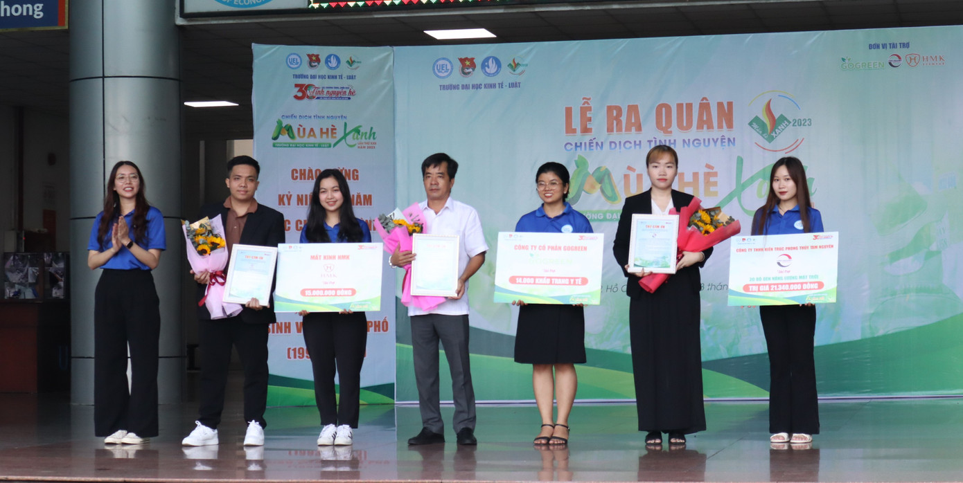 Chị Huỳnh Mạnh Phương tặng hoa và thư cảm ơn đến các nhà tài trợ.