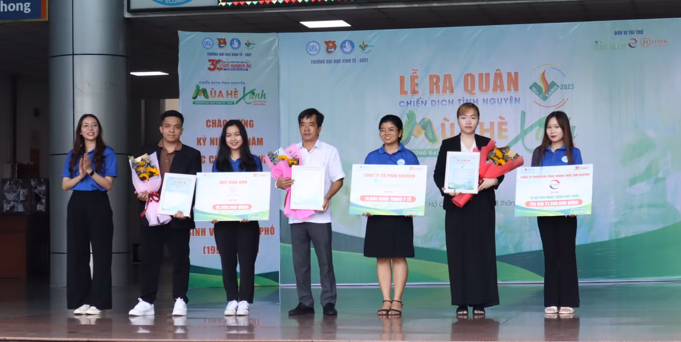 Chị Huỳnh Mạnh Phương tặng hoa và thư cảm ơn đến các nhà tài trợ.