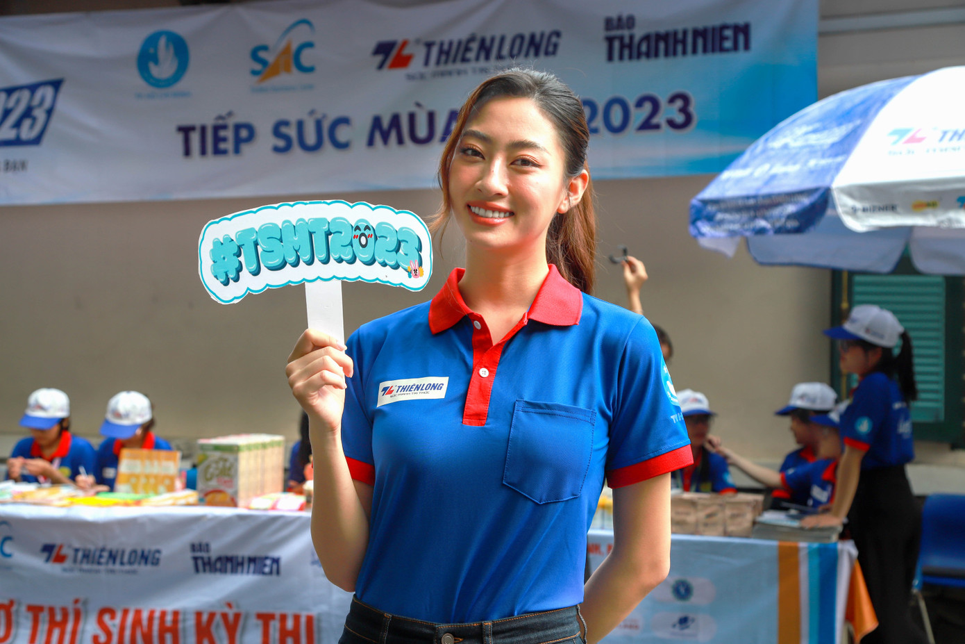 Lương Thùy Linh có mặt tại điểm thi từ rất sớm để tiếp sức cho các sĩ tử. Lương Thùy Linh có mặt tại điểm thi từ rất sớm để tiếp sức cho các sĩ tử.