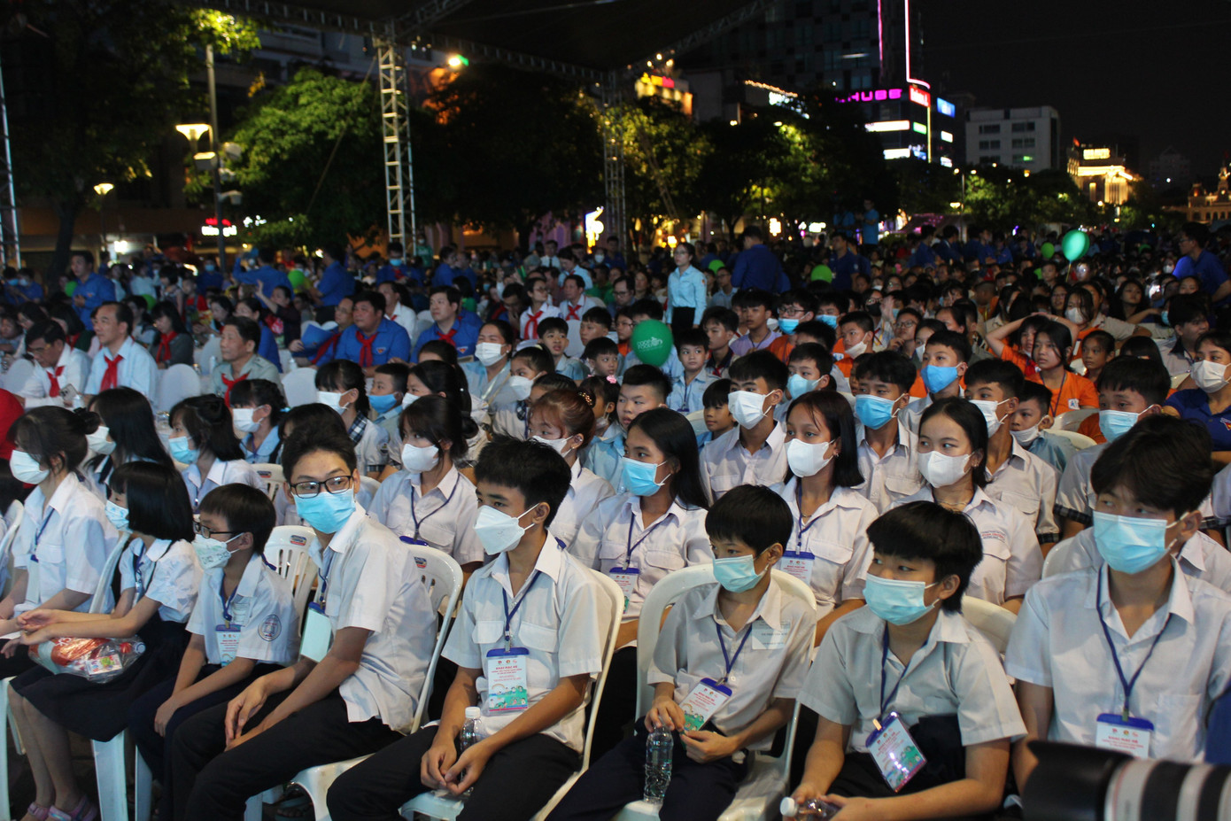 Rất đông các bạn thiếu nhi tham dự chương trình.