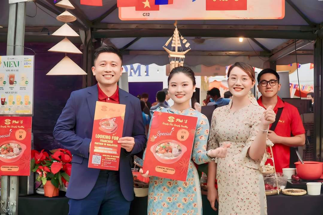 Thúy Vy tại chuyến công tác Malaysia với vai trò Account Manager của Go Global. Thúy Vy tại chuyến công tác Malaysia với vai trò Account Manager của Go Global.