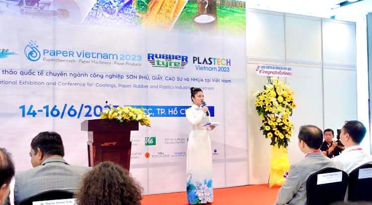 Thúy Vy hiện đang làm MC song ngữ cho nhiều chương trình. Thúy Vy hiện đang làm MC song ngữ cho nhiều chương trình.