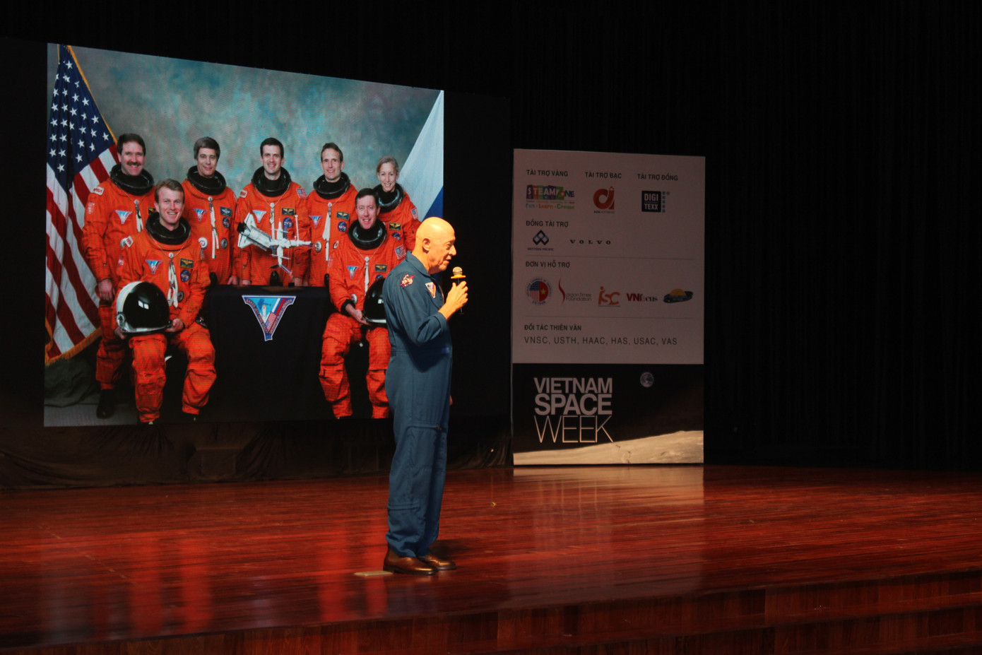 Cựu phi hành gia Michael A. Baker chia sẻ với các bạn học sinh, sinh viên TP. HCM về công việc của mình, ngày 7/6. Cựu phi hành gia Michael A. Baker chia sẻ với các bạn học sinh, sinh viên TP. HCM về công việc của mình, ngày 7/6.