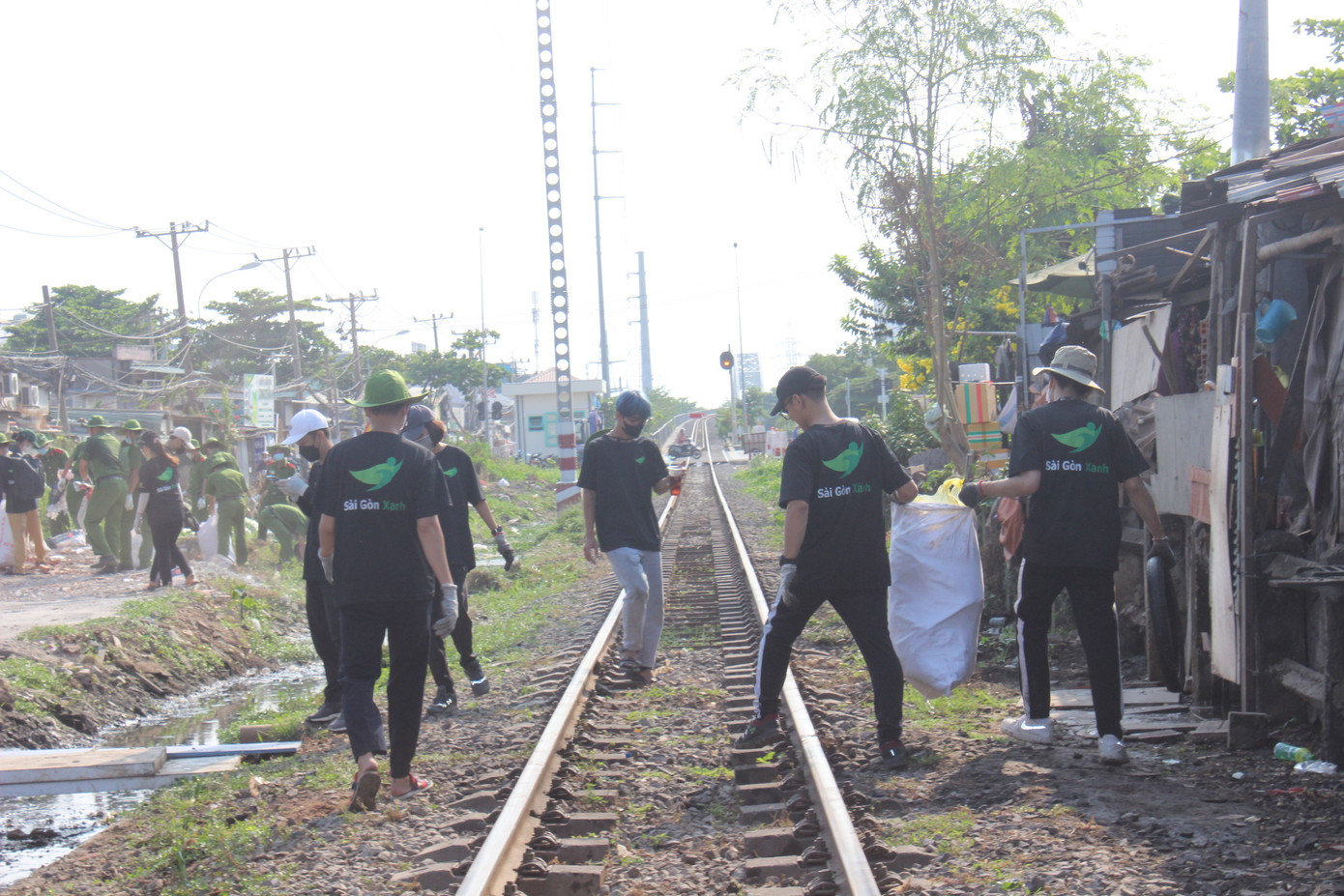 Các bạn trẻ cùng dọn rác trên tuyến đường sắt Bắc - Nam (đoạn giáp trục đường Phan Văn Trị và đường Lương Ngọc Quyến, Q.Bình Thạnh).