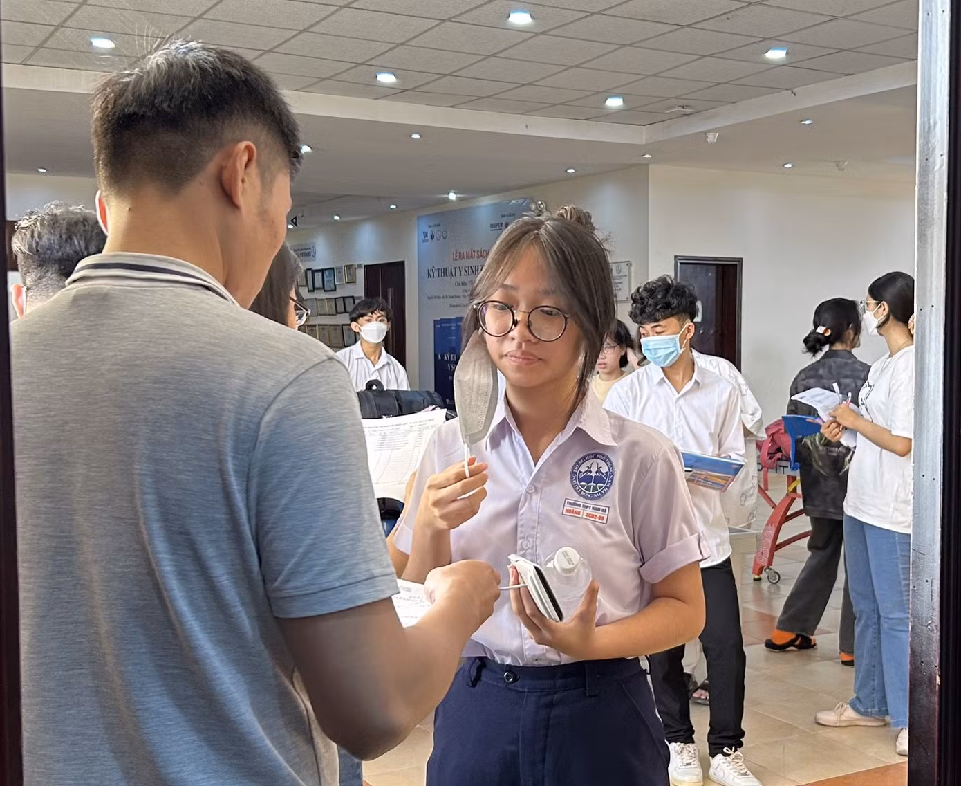 Thí sinh làm thủ tục dự thi trước khi vào phòng thi ở Kỳ thi Đánh giá năng lực đợt 1, năm 2023 do ĐHQG TP. HCM tổ chức. Thí sinh làm thủ tục dự thi trước khi vào phòng thi ở Kỳ thi Đánh giá năng lực đợt 1, năm 2023 do ĐHQG TP. HCM tổ chức.