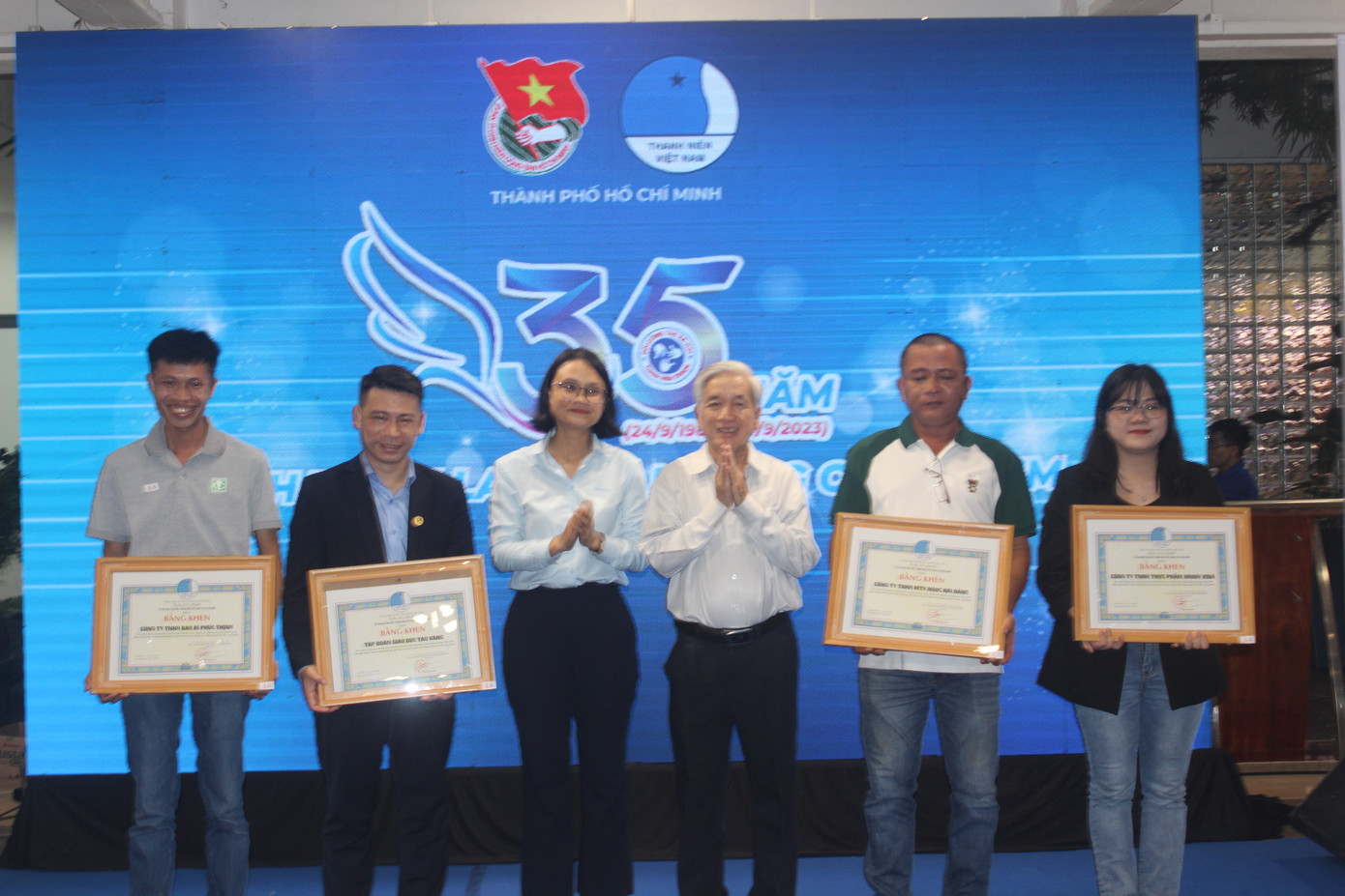 Ông Vũ Văn Hòa - Nguyên Chánh Văn phòng UBND Thành phố, Nguyên Phó bí thư Thường trực Thành Đoàn, nguyên Giám đốc Trung tâm Công tác xã hội Thanh niên Thành phố (thứ ba, từ phải sang) và chị Trần Thu Hà - Phó Bí thư Thành Đoàn, Chủ tịch Hội Sinh viên TP. HCM (thứ ba, từ trái sang) tặng Bằng khen cho các đơn vị đã đồng hành với Đội Công tác xã hội trong suốt 35 năm. Ông Vũ Văn Hòa - Nguyên Chánh Văn phòng UBND Thành phố, Nguyên Phó bí thư Thường trực Thành Đoàn, nguyên Giám đốc Trung tâm Công tác xã hội Thanh niên Thành phố (thứ ba, từ phải sang) và chị Trần Thu Hà - Phó Bí thư Thành Đoàn, Chủ tịch Hội Sinh viên TP. HCM (thứ ba, từ trái sang) tặng Bằng khen cho các đơn vị đã đồng hành với Đội Công tác xã hội trong suốt 35 năm.