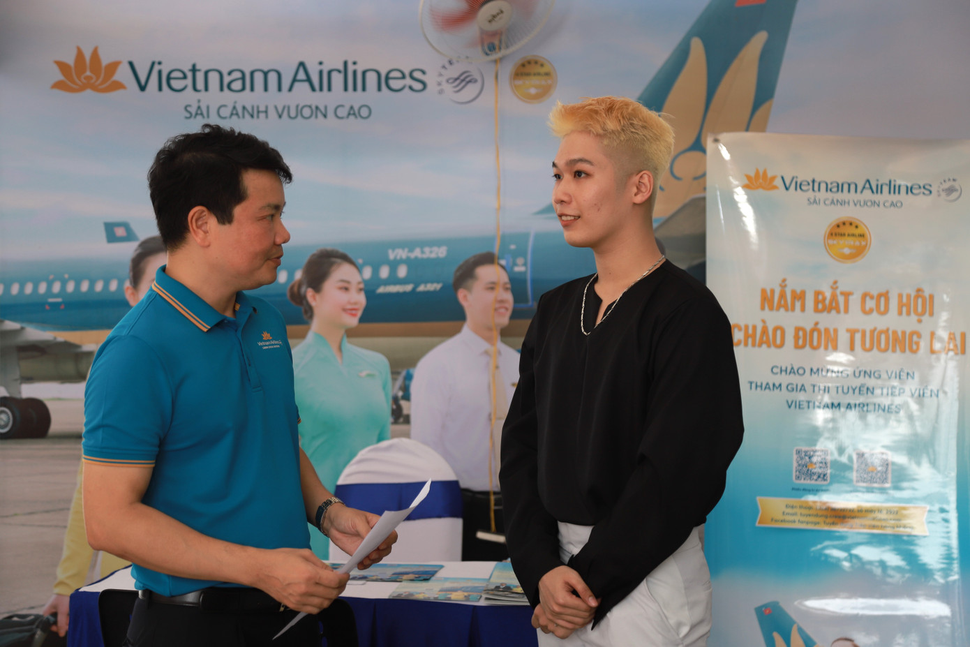 Đoàn Văn Quyết (bên phải) đã vượt qua vòng phỏng vấn thứ 2 của Vietnam Airlines.