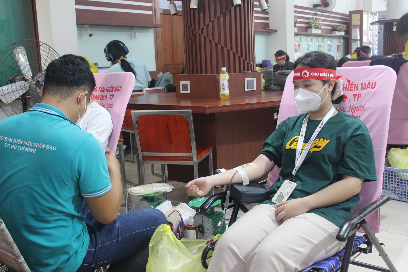 Các sinh viên tham gia hiến máu phấn khởi khi bản thân được góp sức lan tỏa tinh thần tình nguyện sẻ chia tới cộng đồng.