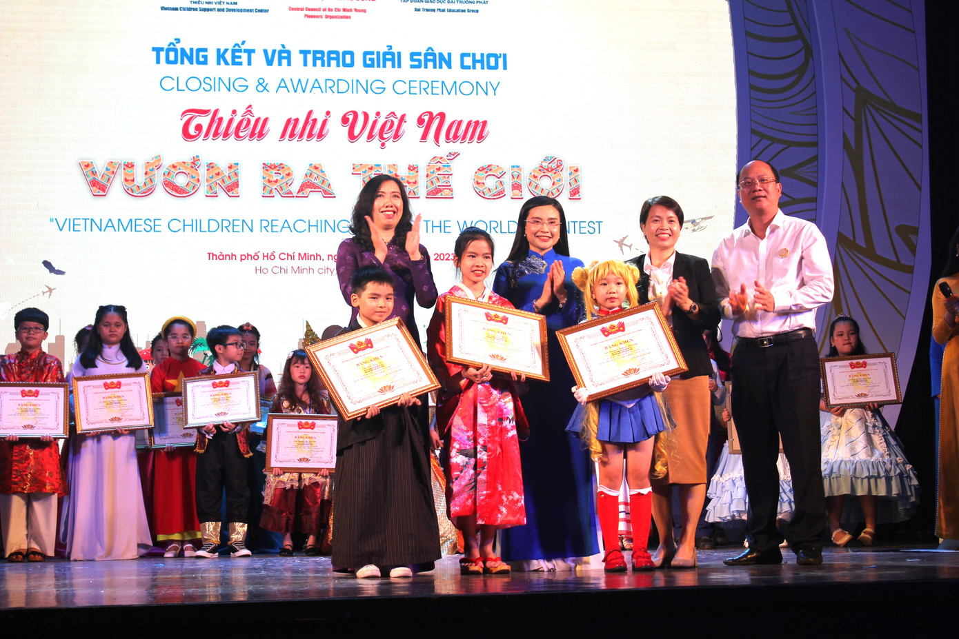 Giải Nhất trị giá 10 triệu đồng cho trường tiểu học Nguyễn Trãi, quận Hồng Bàng, TP.Hải Phòng. Giải Nhất trị giá 10 triệu đồng cho trường tiểu học Nguyễn Trãi, quận Hồng Bàng, TP.Hải Phòng.