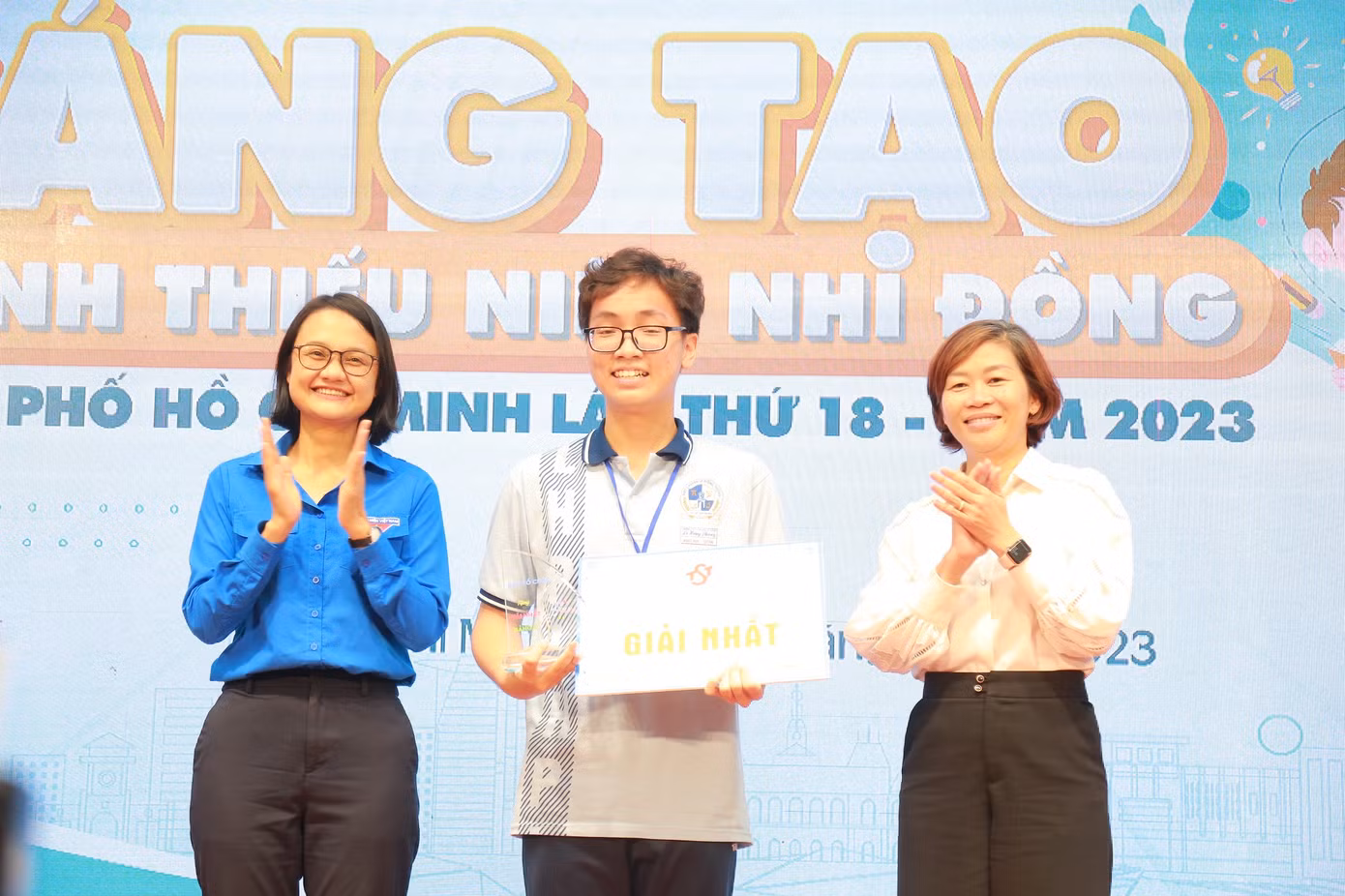 Nguyễn Minh Nhật Huy, học sinh trường THPT Chuyên Lê Hồng Phong giành giải Nhất cuộc thi sáng tạo Thanh thiếu nhi TPHCM lần thứ 18.