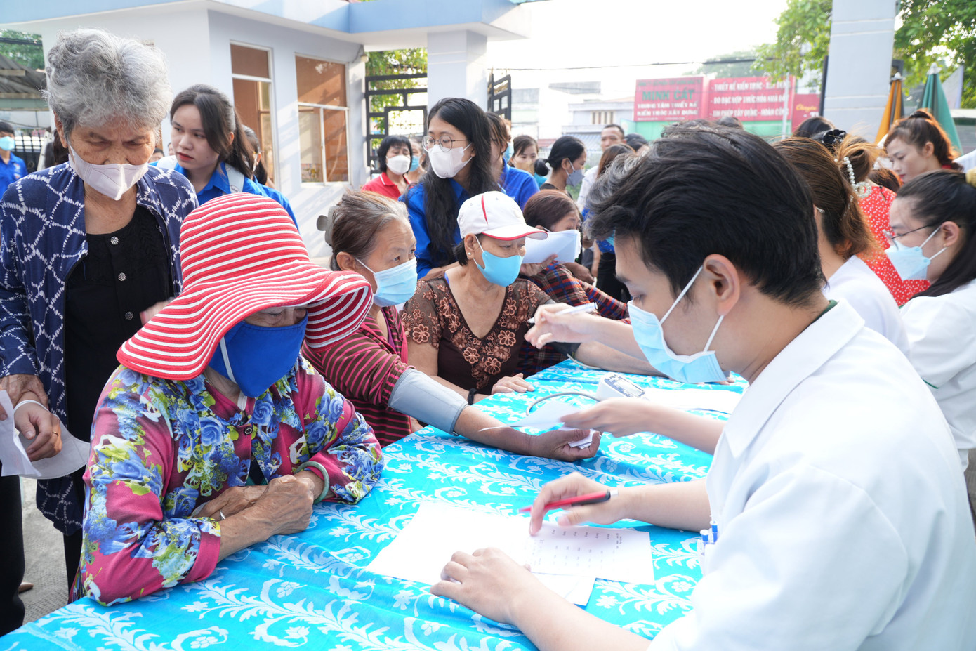 Các y bác sĩ khám bệnh cho người dân quận 12.