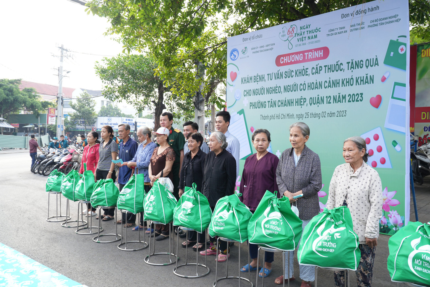Tặng quà đến các hộ gia đình hoàn cảnh khó khăn trên địa bàn phường Tân Chánh Hiệp, quận 12.
