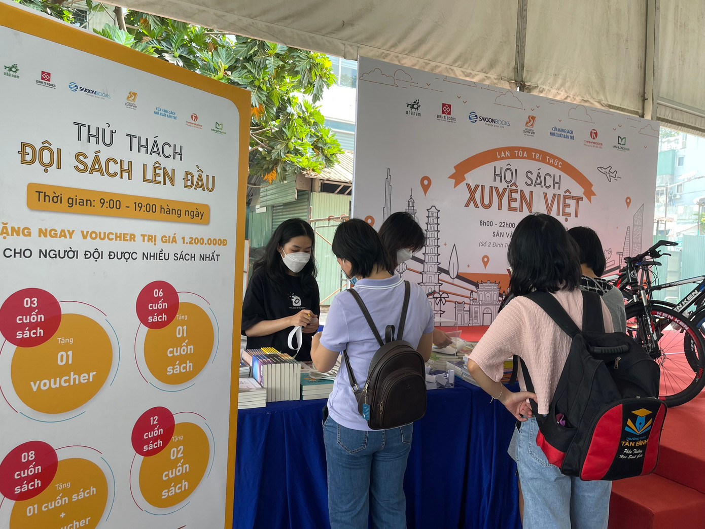 Bạn trẻ còn nhận được những phần quà lưu niệm tùy theo giá trị của hóa đơn mua hàng tại hội sách.