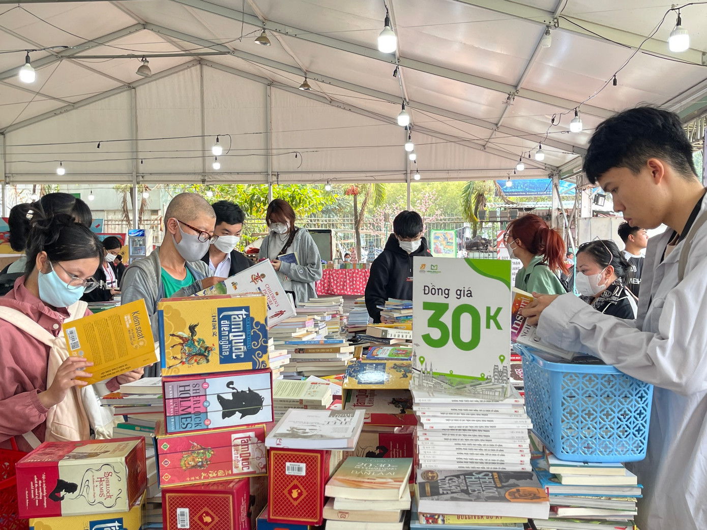 Nhiều bạn sinh viên các trường tại TP. HCM đã đến hội chợ để 'săn sách'.