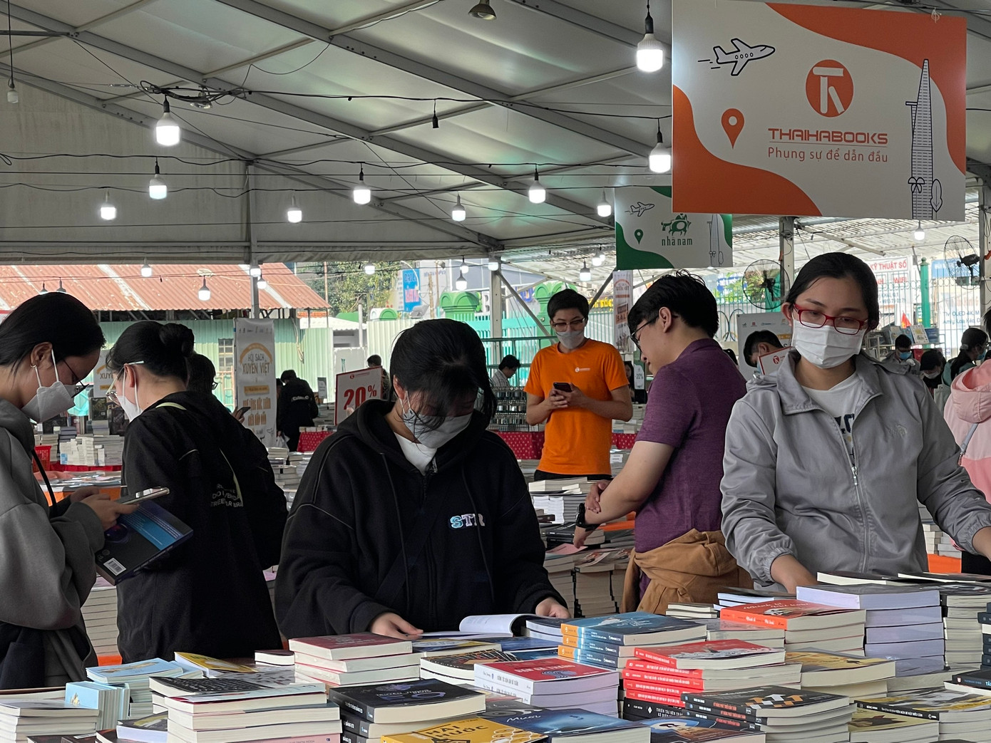 Hội sách có đa dạng các đầu sách dành cho các bạn trẻ.
