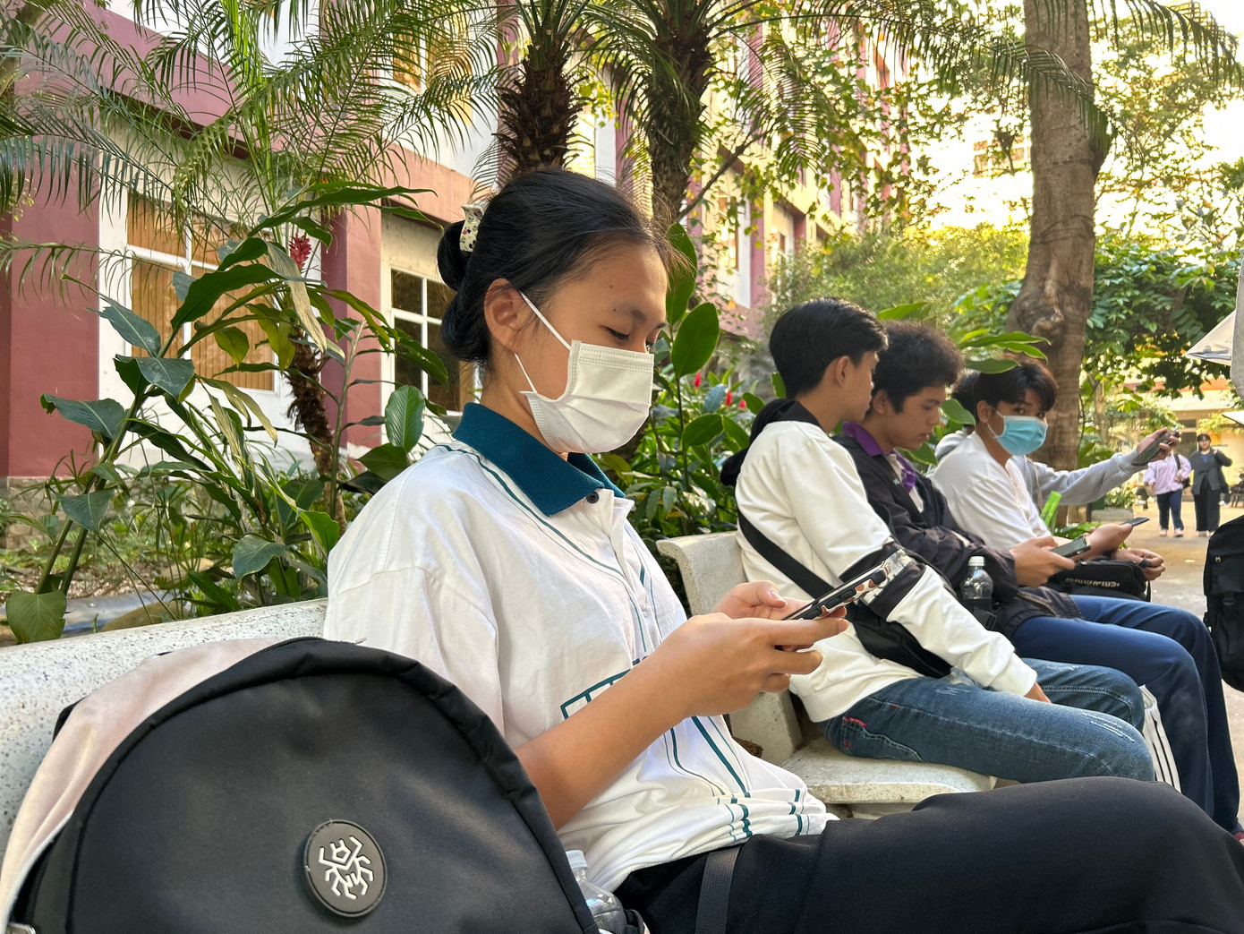 Thí sinh đến sớm để chuẩn bị cho buổi thi.