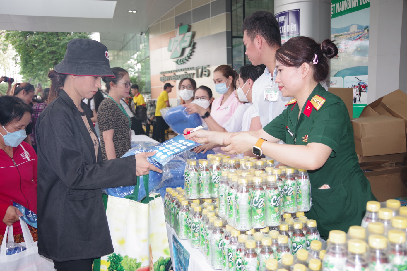 Rất đông bệnh nhân, người nhà bệnh nhân tham gia "Phiên chợ tử tế".