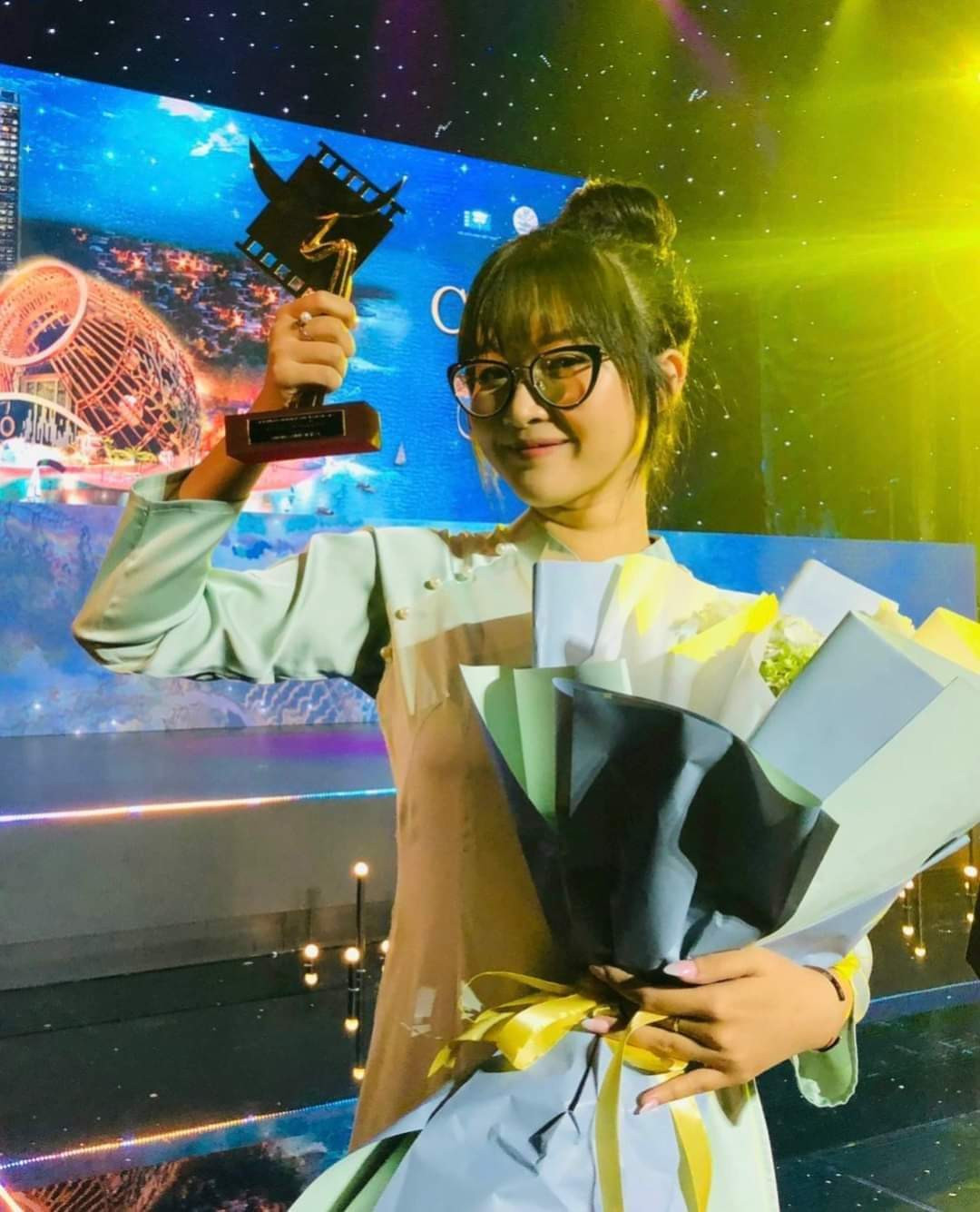 Nữ đạo diễn Đinh Phạm Phước Bình cùng chiếc cúp Cánh Diều Vàng nhận được. (Ảnh: NVCC) Nữ đạo diễn Đinh Phạm Phước Bình cùng chiếc cúp Cánh Diều Vàng nhận được. (Ảnh: NVCC)