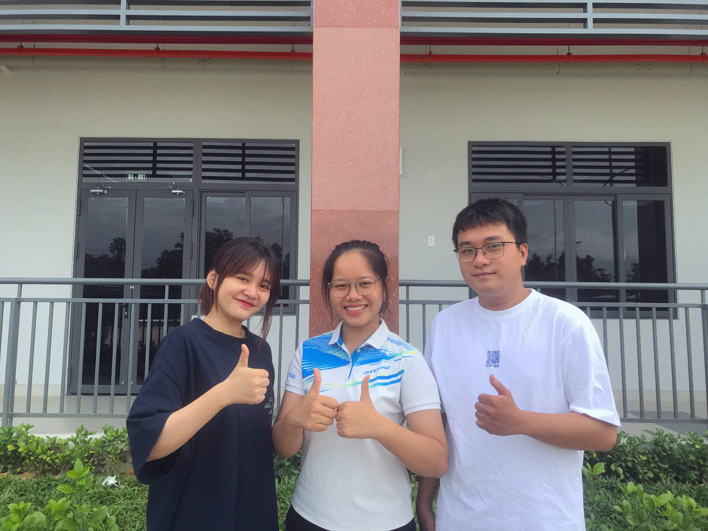 3 thành viên của nhóm nỗ lực hết mình với dự án. 3 thành viên của nhóm nỗ lực hết mình với dự án.