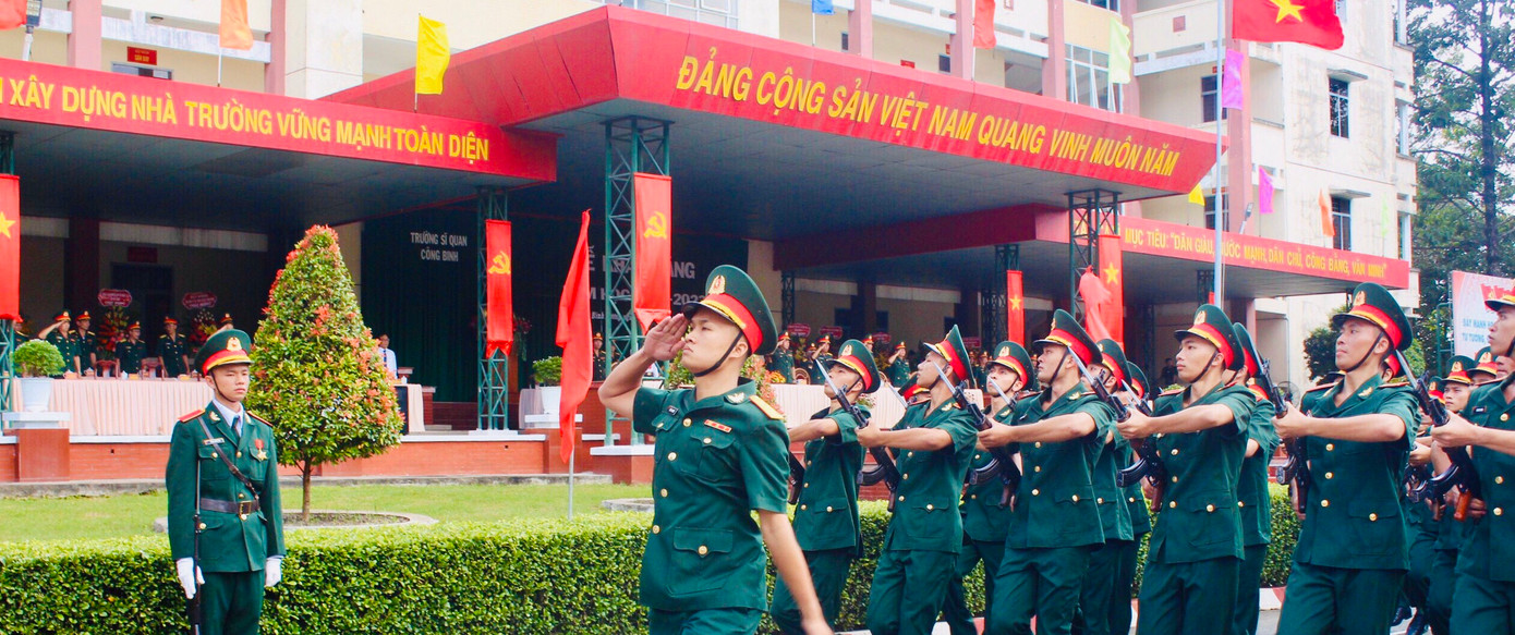 Bùi Thanh Ngân (hàng đầu, thứ hai từ phải sang) trong Lễ duyệt binh tại đơn vị. Bùi Thanh Ngân (hàng đầu, thứ hai từ phải sang) trong Lễ duyệt binh tại đơn vị.