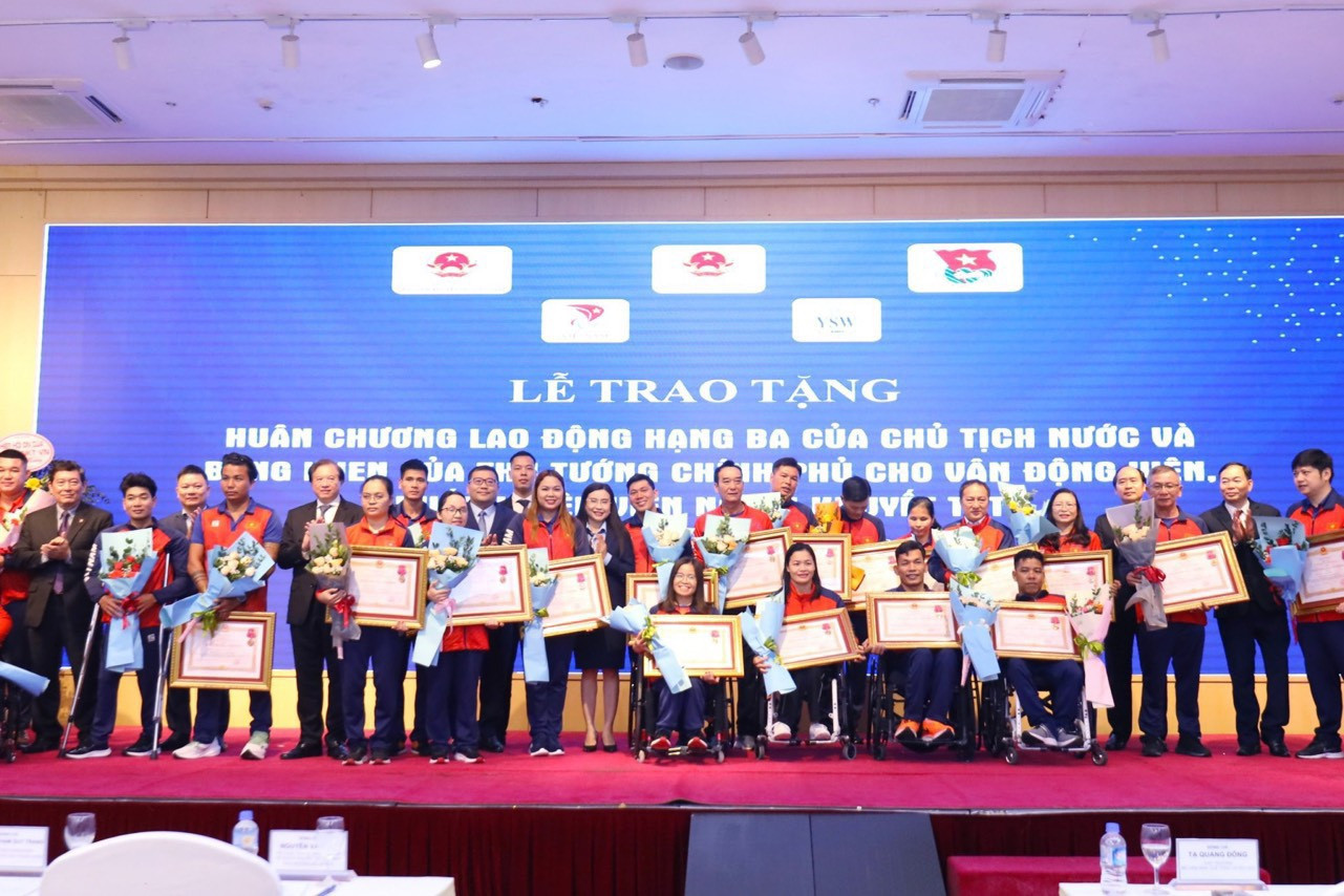 Các huấn luyện viên, vận động viên thể thao người khuyết tật được vinh danh tại chương trình. Các huấn luyện viên, vận động viên thể thao người khuyết tật được vinh danh tại chương trình.