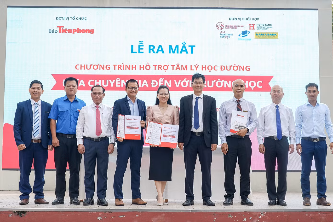 Đại diện báo Tiền Phong và các đơn vị đồng hành tổ chức chương trình “Hỗ trợ tâm lý học đường - đưa chuyên gia đến với trường học” ký kết hợp tác tại buổi lễ. (Ảnh: Phạm Nguyễn)