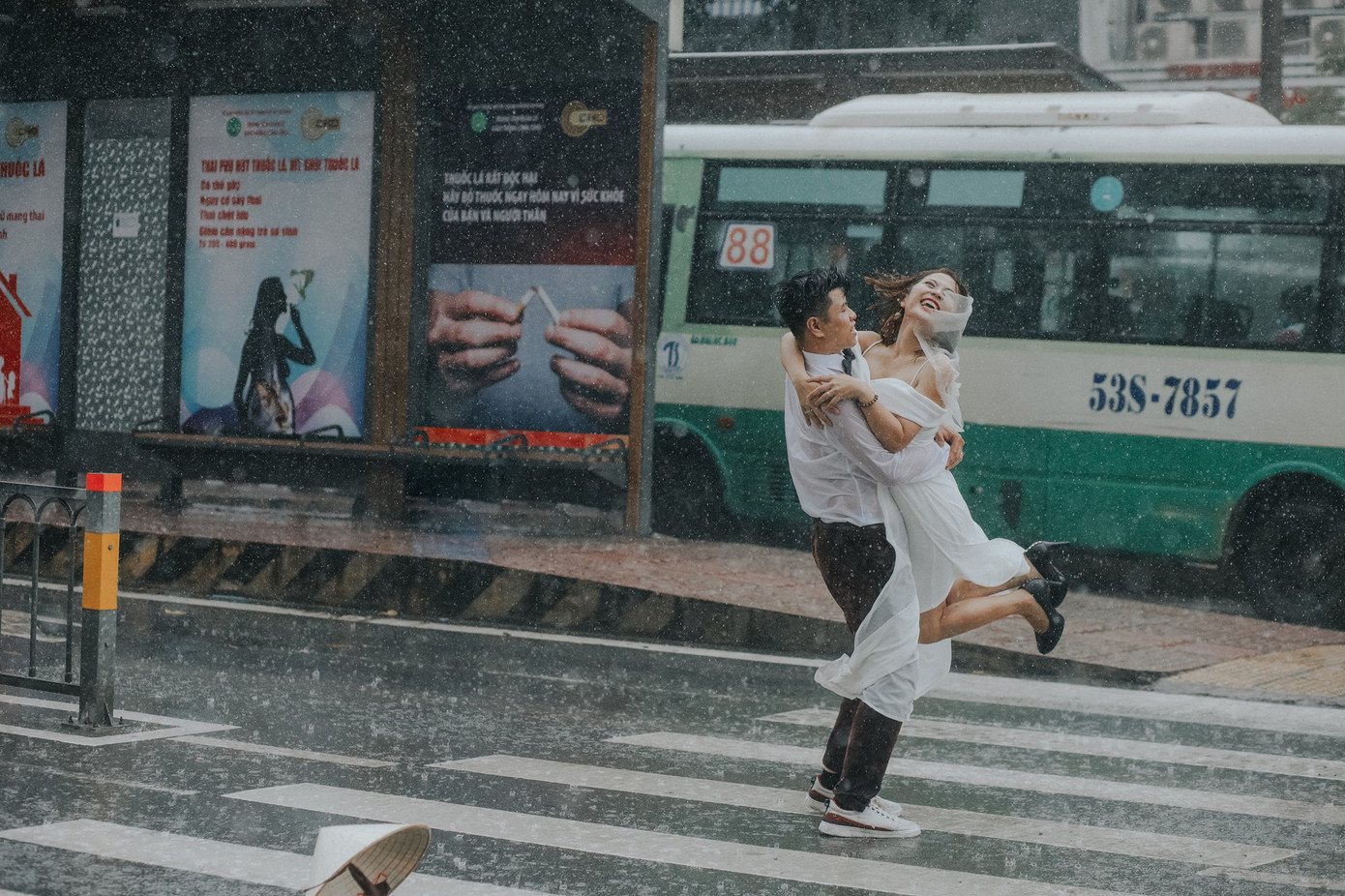 Khoảnh khắc hạnh phúc của cặp đôi được Vy ghi lại bằng máy ảnh. Khoảnh khắc hạnh phúc của cặp đôi được Vy ghi lại bằng máy ảnh.