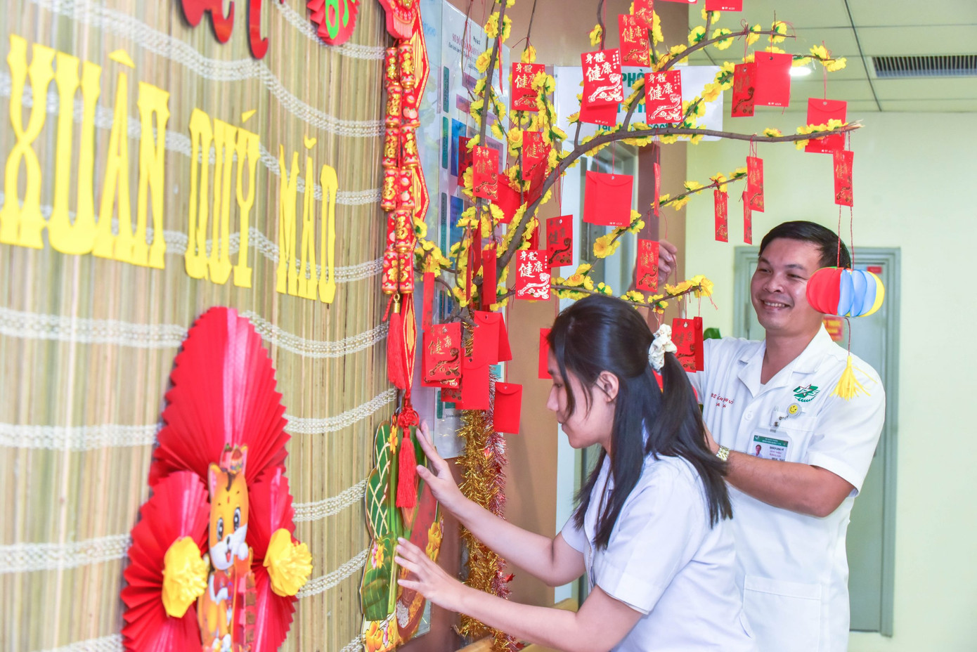 Góc trang trí Tết được tạo nên từ bàn tay khéo léo của các y bác sĩ khoa Vật lý trị liệu với những vật dụng quen thuộc như: đèn lồng, giấy đỏ, bao lì xì…