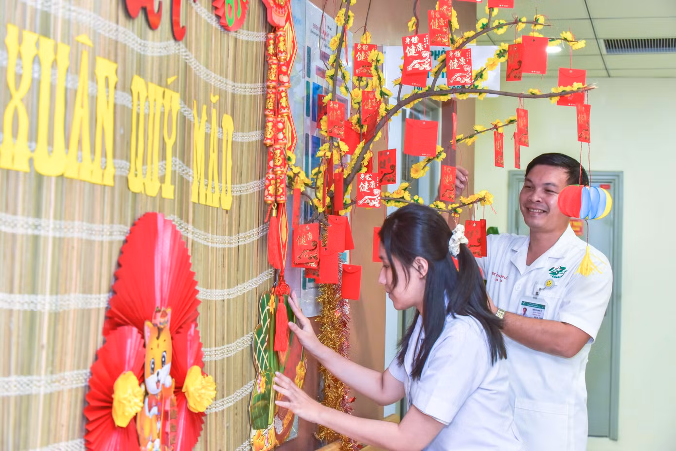 Góc trang trí Tết được tạo nên từ bàn tay khéo léo của các y bác sĩ khoa Vật lý trị liệu với những vật dụng quen thuộc như: đèn lồng, giấy đỏ, bao lì xì…