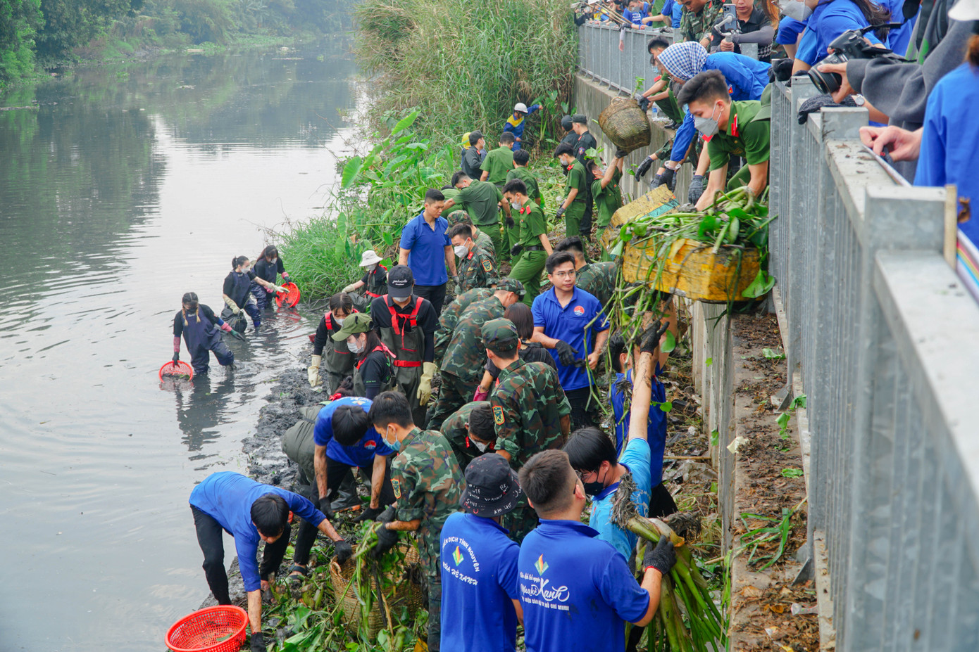 Cùng với đó, tại các cơ sở Đoàn, đoàn viên, thanh niên ra quân thực triển khai mô hình chung cư xanh và mô hình chợ dân sinh giảm thiểu rác thải nhựa, tập trung thực hiện tại các chợ dân sinh và chung cư đông dân; thực hiện trồng cây xanh nhân dịp Tết trồng cây “Đời đời nhớ ơn Bác Hồ”; tuyên truyền tổ chức trồng cây xanh ở ven đường, dọc bờ kênh, bờ sông, vùng rừng ngập mặn… (Ảnh: TLTĐ)