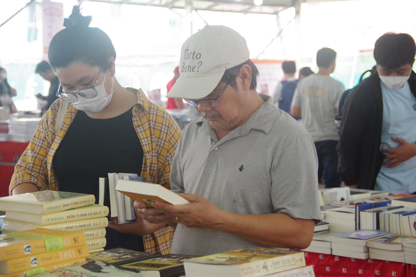 Không chỉ có bạn trẻ, nhiều độc giả lớn tuổi cũng đến hội sách để mua cho mình những đầu sách ưng ý.