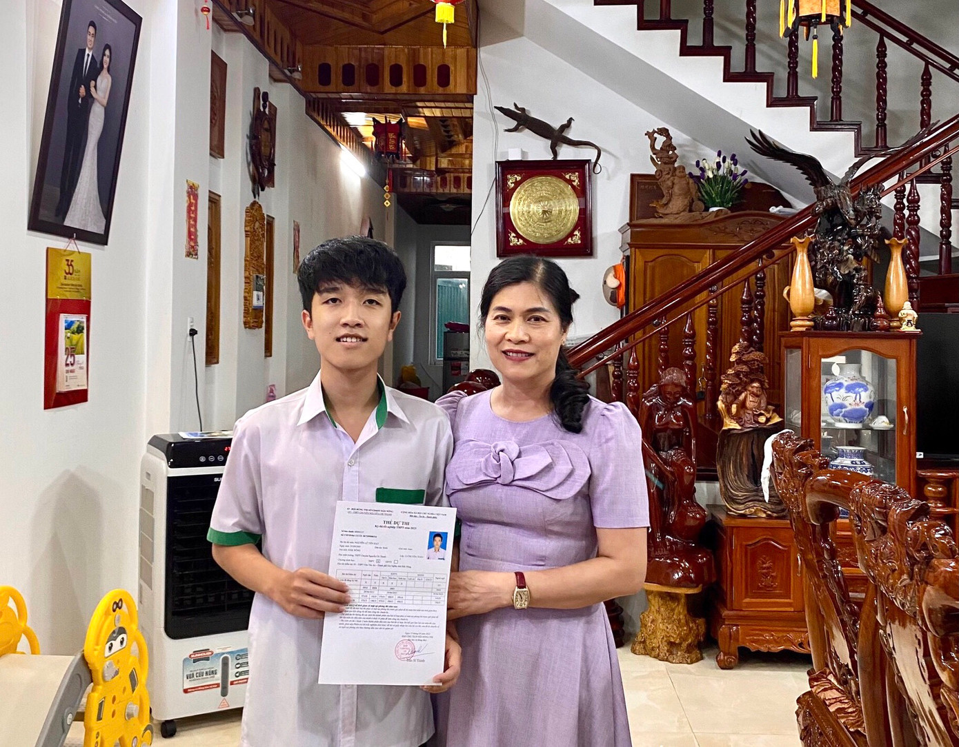 Dù bận rộn với công việc của mình cô Cẩm Thạch vẫn luôn đồng hành cùng con trong kỳ thi quan trọng.