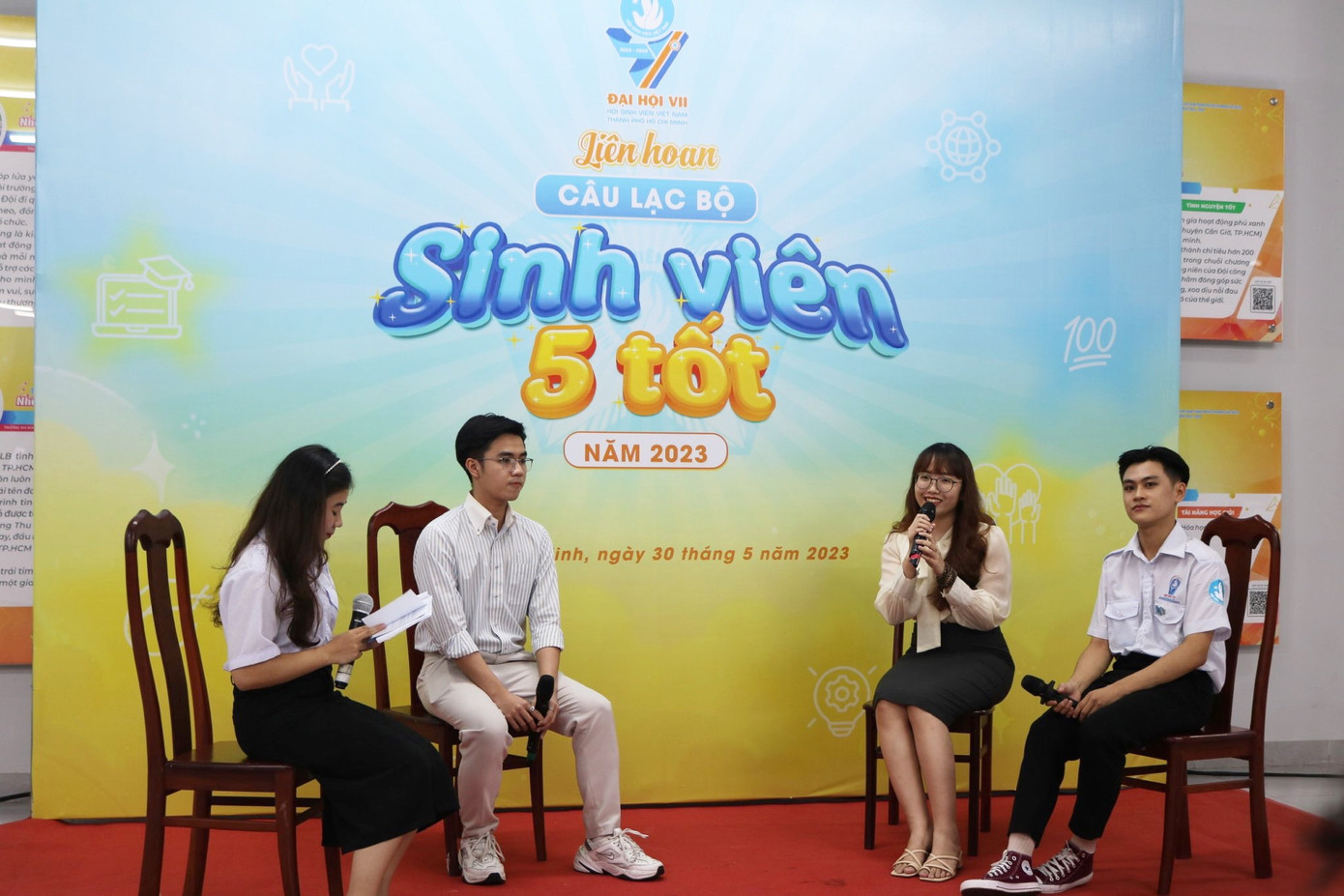 Các đại biểu "Sinh viên 5 tốt" giao lưu với các bạn sinh viên các trường. Các đại biểu "Sinh viên 5 tốt" giao lưu với các bạn sinh viên các trường.