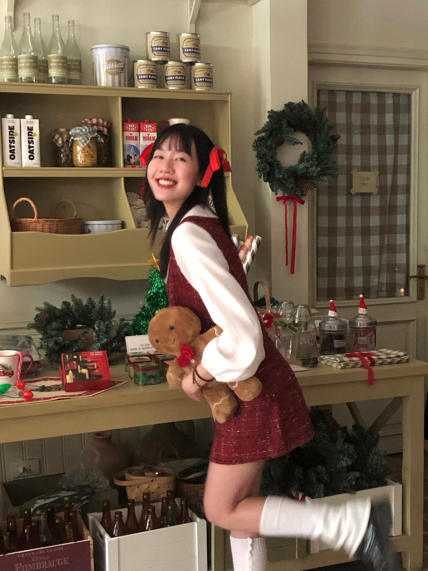 Bảo Ngọc chia sẻ: “Giáng sinh là dịp lễ mình rất thích trong năm, nhưng vì vướng lịch thi vào dịp Giáng sinh và một phần là mình cũng rất háo hức đến dịp lễ này nên quyết định chụp sớm”. Bảo Ngọc chia sẻ: “Giáng sinh là dịp lễ mình rất thích trong năm, nhưng vì vướng lịch thi vào dịp Giáng sinh và một phần là mình cũng rất háo hức đến dịp lễ này nên quyết định chụp sớm”.