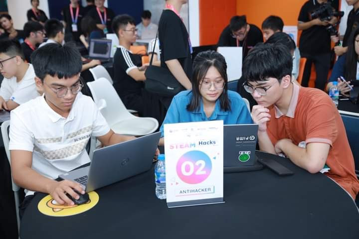 Hoàng Ngọc Dung (giữa) tích cực tham gia các cuộc thi về công nghệ để có thêm cho mình những trải nghiệm.