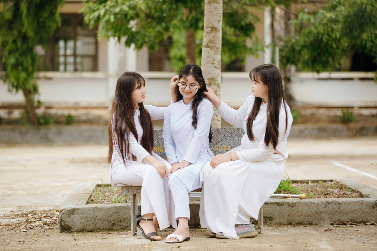 H’Thảo (giữa) là sinh viên chuyên ngành Quản trị Nhân sự, trường ĐH Văn Hiến (TP. HCM). (Ảnh: NVCC)