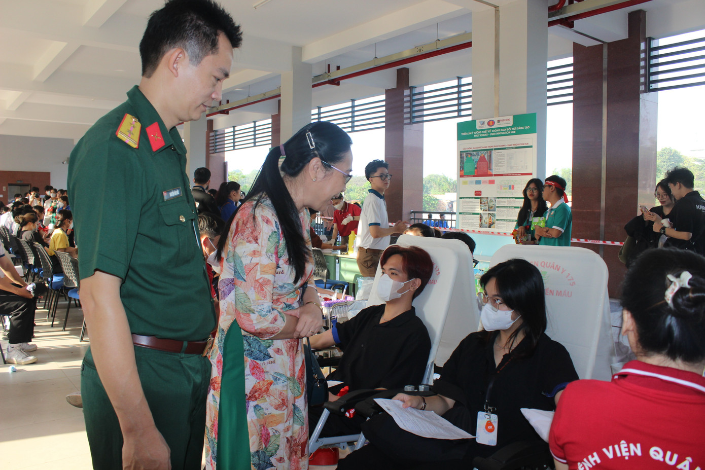 Đại diện Bệnh viện Quân y 175 và đại diện Hội đồng trường ĐH KHXH&NV (ĐHQG TP. HCM) trò chuyện, động viên các bạn sinh viên tham gia hiến máu.