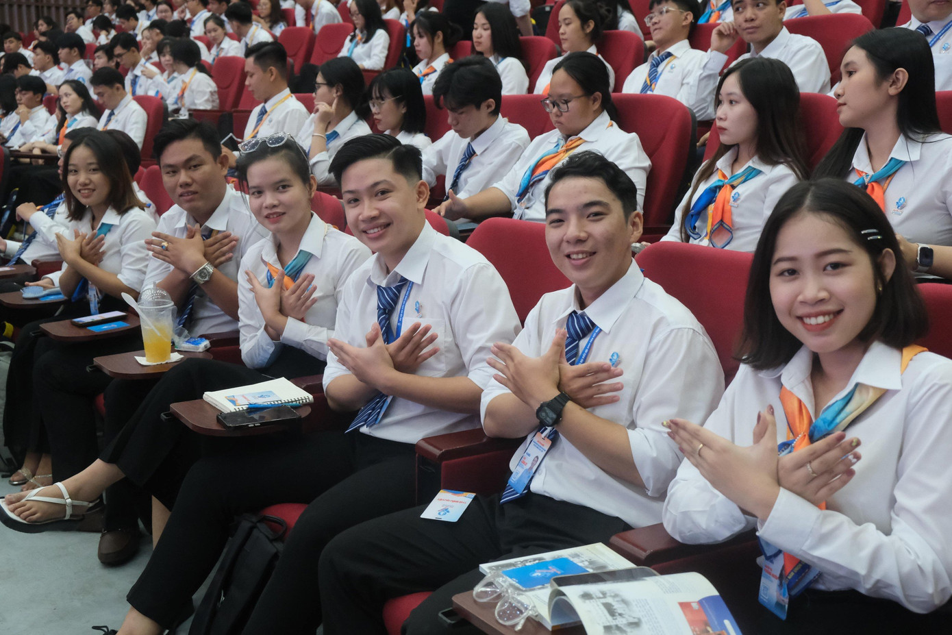 Các đại biểu tham dự đại hội luôn phấn khởi, tươi vui. (Ảnh: Phú Quang) Các đại biểu tham dự đại hội luôn phấn khởi, tươi vui. (Ảnh: Phú Quang)