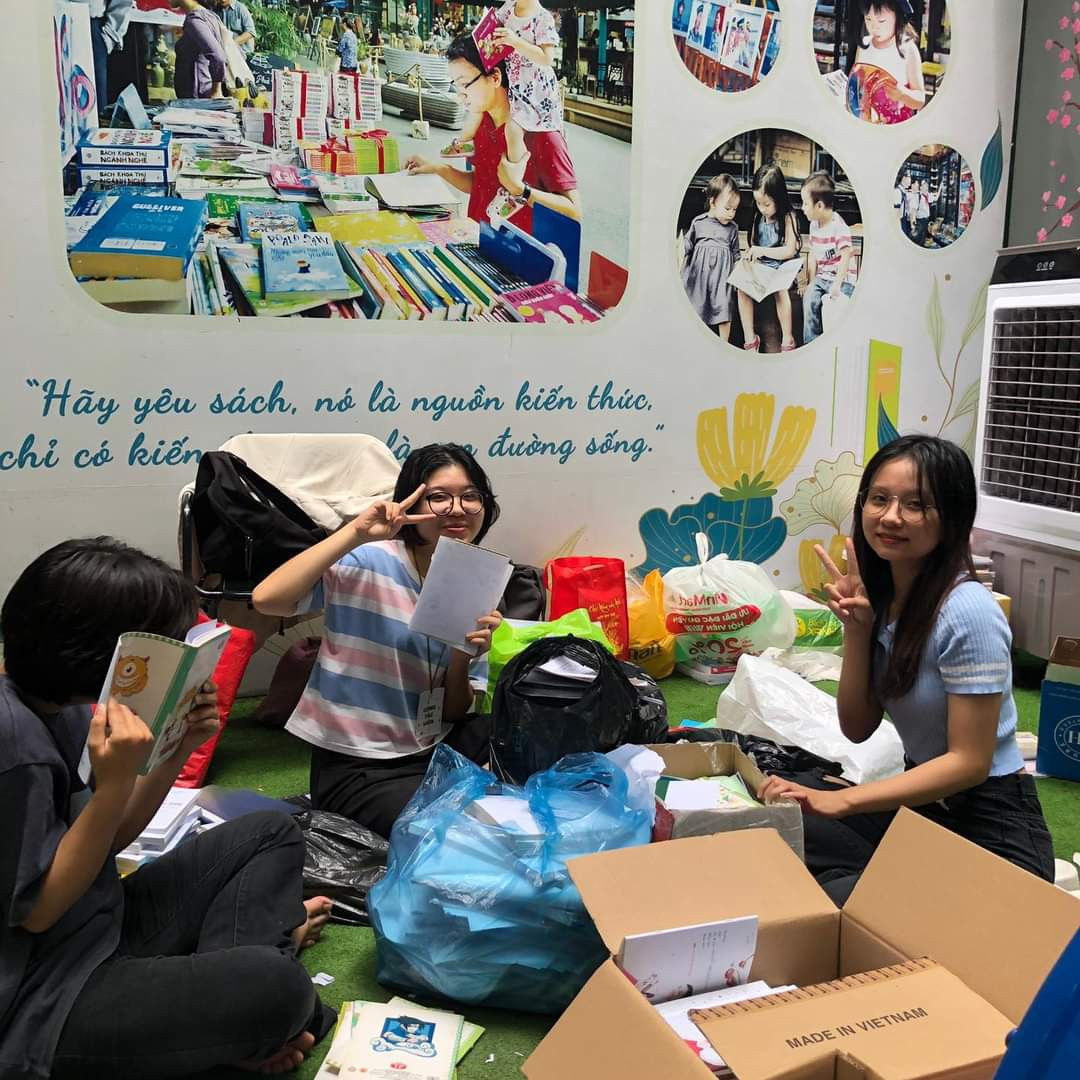 Bạn trẻ mang giấy vụn đến đổi cây xanh. (Ảnh: Nhà nhiều lá) Bạn trẻ mang giấy vụn đến đổi cây xanh. (Ảnh: Nhà nhiều lá)